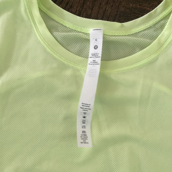 Lululemon run and train tee. New with tags. Size 6. - Picture 3 of 4